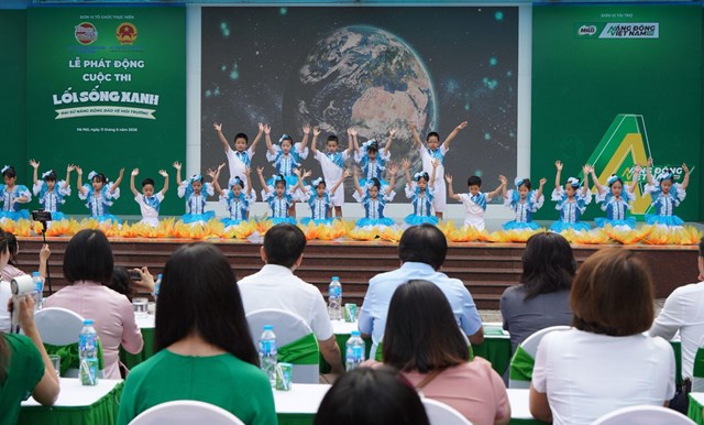 Lễ ph&aacute;t động cuộc thi &ldquo;Lối sống xanh - Đại sứ năng động bảo vệ m&ocirc;i trường&rdquo; diễn ra s&aacute;ng 11/5 tại Trường Tiểu học Phương Mai (H&agrave; Nội). &nbsp;