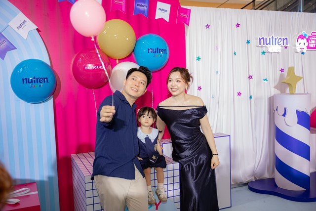 Gia đ&igrave;nh KOL Trinh Phạm chụp h&igrave;nh c&ugrave;ng photobooth tại sự kiện &nbsp;