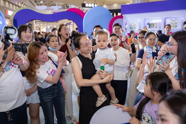 Phụ huynh h&agrave;o hứng dẫn con của m&igrave;nh tham gia c&aacute;c hoạt động tại sự kiện &nbsp;