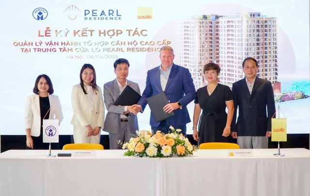 Đại di&ecirc;̣n chủ đ&acirc;̀u tư tổ hợp căn hộ cao cấp Pearl Residence và Savills Vi&ecirc;̣t Nam tại lễ ký k&ecirc;́t &nbsp;