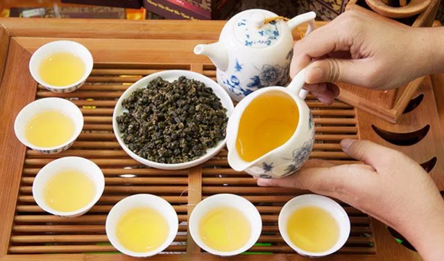 Trà ô long, với hương vị đặc trưng, không chỉ giúp bạn tỉnh táo mà còn mang lại nhiều lợi ích sức khỏe lâu dài.