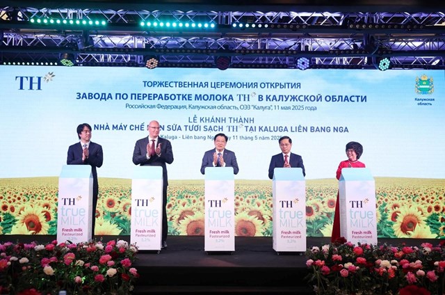Từ tr&aacute;i qua: &ocirc;ng Nguyễn Việt Quang, Gi&aacute;m đốc cấp cao chiến lược Tập đo&agrave;n TH; &ocirc;ng Dmitry Chernyshenco - Ph&oacute; Thủ tướng Ch&iacute;nh phủ Li&ecirc;n bang Nga; &ocirc;ng Phan Đình Trạc, Trưởng ban N&ocirc;̣i chính Trung ương; &ocirc;ng B&ugrave;i Thanh Sơn, Ph&oacute; Thủ tướng Ch&iacute;nh phủ Việt Nam v&agrave; Anh h&ugrave;ng Lao động Th&aacute;i Hương nhấn n&uacute;t kh&aacute;nh th&agrave;nh Nh&agrave; m&aacute;y. Buổi lễ được tổ chức tại cả Kaluga v&agrave; tại Moscow - trong khu&ocirc;n khổ Diễn đ&agrave;n Doanh nghiệp Việt Nam &ndash; Bi&ecirc;n bang Nga với sự chứng kiến của Tổng B&iacute; thư T&ocirc; L&acirc;m.