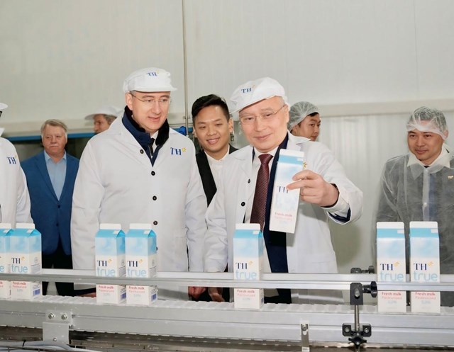 Chủ tịch Hội đồng Quản trị Tập đo&agrave;n TH, &ocirc;ng Ng&ocirc; Minh Hải v&agrave; Thống đốc tỉnh Kaluga, &ocirc;ng Vasilav Valerievich Shapsha thăm v&agrave; kiểm tra d&acirc;y chuyền Nh&agrave; m&aacute;y Sữa tươi sạch TH. L&atilde;nh đạo Tập đo&agrave;n TH v&agrave; ch&iacute;nh quyền tỉnh Kaluga đ&atilde; thể hiện quyết t&acirc;m c&ugrave;ng th&uacute;c đẩy hợp t&aacute;c chiến lược về n&ocirc;ng nghiệp c&ocirc;ng nghệ cao. &nbsp;
