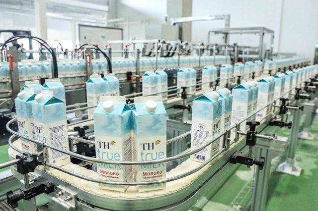 Ngay từ kh&acirc;u thiết kế tổng thể, nh&agrave; m&aacute;y được tư vấn v&agrave; triển khai bởi Bilfiner Tebodin (H&agrave; Lan) &ndash; đơn vị nổi tiếng ch&acirc;u &Acirc;u trong lĩnh vực x&acirc;y dựng nh&agrave; m&aacute;y thực phẩm. Hệ thống chế biến cốt l&otilde;i được cung cấp bởi GEA (Đức) &ndash; tập đo&agrave;n h&agrave;ng đầu to&agrave;n cầu về c&ocirc;ng nghệ xử l&yacute; sữa, đảm bảo quy tr&igrave;nh vận h&agrave;nh kh&eacute;p k&iacute;n, tự động, hiệu suất cao v&agrave; đạt ti&ecirc;u chuẩn vệ sinh nghi&ecirc;m ngặt theo chuẩn ch&acirc;u &Acirc;u.