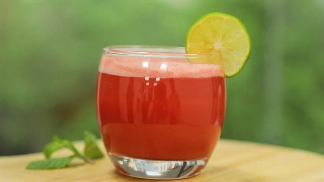 Dưa hấu, chanh và hồng trà tạo thành thức uống cân bằng, tỉnh táo và tăng cường đề kháng.