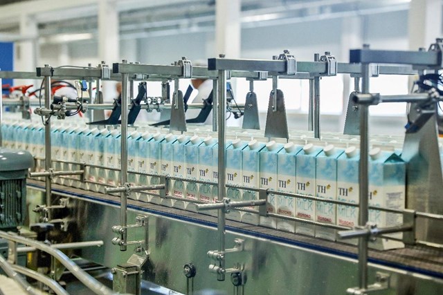 Nh&agrave; m&aacute;y sử dụng nguy&ecirc;n liệu chế biến ho&agrave;n to&agrave;n từ nguồn sữa tươi chất lượng h&agrave;ng đầu từ gần 10.000 con b&ograve; của c&aacute;c trang trại c&ocirc;ng nghệ cao TH tại tỉnh Moscow v&agrave; Kaluga. Sản phẩm của Nh&agrave; m&aacute;y rất đa dạng, từ c&aacute;c sản phẩm truyền thống của Nga như sữa tươi thanh tr&ugrave;ng, tiệt tr&ugrave;ng, Smetana, Yogurt, Kefir, Ryazhenka, bơ, ph&ocirc; mai, kem&hellip; đến c&aacute;c sản phẩm phi truyền thống nhưng theo xu hướng của thời đại l&agrave; bảo vệ sức khỏe trước c&aacute;c đại dịch kh&ocirc;ng l&acirc;y (b&eacute;o ph&igrave;, tim mạch, tiểu đường) đ&aacute;p ứng khẩu vị địa phương kết hợp với những s&aacute;ng tạo đặc biệt của TH.