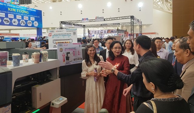 Đại biểu tham quan c&aacute;c gian h&agrave;ng tại triển l&atilde;m. &nbsp;
