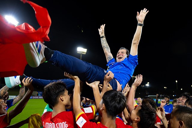 HLV Cristiano Roland hiện cũng đang l&agrave;m c&ocirc;ng t&aacute;c đ&agrave;o tạo trẻ tại H&agrave; Nội FC.