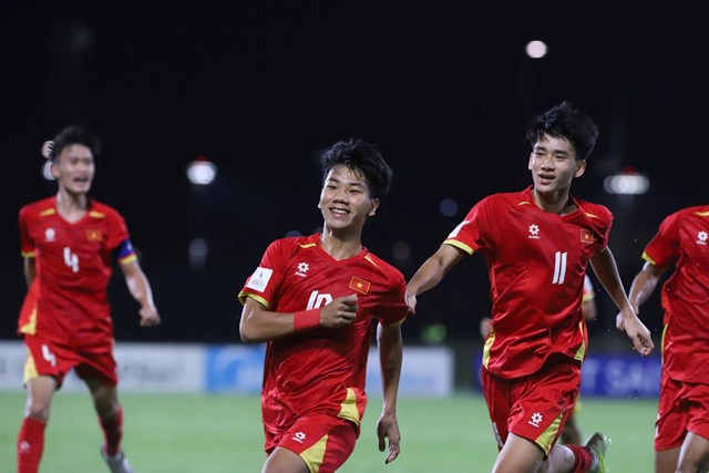 Chu Ngọc Nguyễn Lực, sản phẩm của l&ograve; đ&agrave;o tạo trẻ Hả Nội FC ghi b&agrave;n gỡ h&ograve;a 1-1, mở ra chiến thắng ngược của U17 Việt Nam trước U17 UAE.