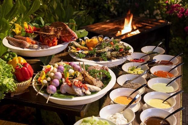 Tiệc BBQ tại sân vườn Biệt thự