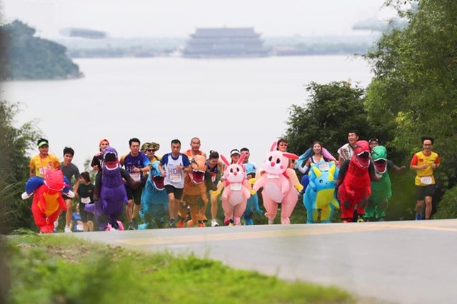 Các vận động viên hào hứng tham gia giải chạy tại Tam Chúc trong khuôn khổ sự kiện.