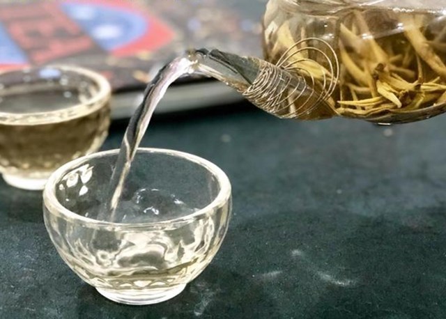 Điều đặc biệt của tr&agrave; trắng b&uacute;p non nằm ở chỗ, mỗi lần pha l&agrave; một tầng trải nghiệm mới. Nhiệt độ nước kh&aacute;c nhau sẽ đ&aacute;nh thức những lớp hương vị kh&aacute;c nhau trong từng b&uacute;p tr&agrave;.