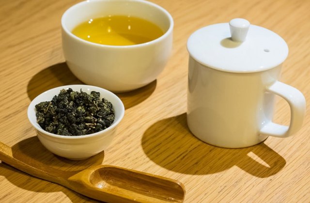 Nước trà trong như sương mai, ánh vàng ngả xanh, sóng sánh trong chén sứ trắng. Hương lan dìu dịu, vị ngọt hậu lan dần, mỗi lần thêm nước lại hé mở tầng hương vị tinh tế.