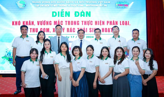 L&atilde;nh đạo Tạp ch&iacute; M&ocirc;i trường v&agrave; Cuộc sống c&ugrave;ng tập thể c&aacute;n bộ ph&oacute;ng vi&ecirc;n, bi&ecirc;n tập vi&ecirc;n chụp ảnh lưu niệm tại Diễn đ&agrave;n&nbsp;&nbsp;