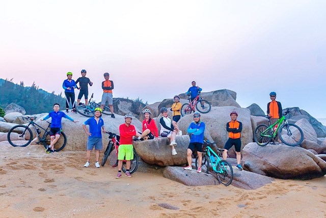 Các thành viên của CLB đạp xe MTB Hà Tĩnh tại biển Thiên Cầm. Ảnh Thế Anh