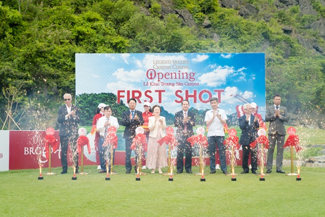 Đại biểu cắt băng kh&aacute;nh th&agrave;nh s&acirc;n Canyon Course tại Legend Valley Country Club &nbsp;
