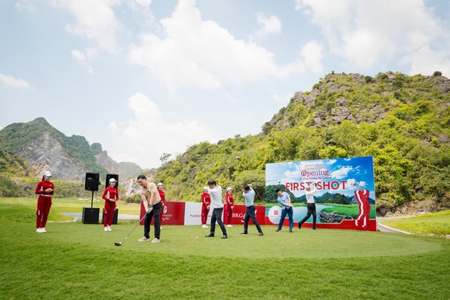 C&aacute;c l&atilde;nh đạo thực hiện nghi thức First Shot khai trương s&acirc;n Canyon Course tại Legend Valley Country Club &nbsp;