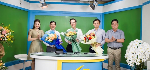 Ông Trần Văn Dư - Giám đốc Trung tâm Trung tâm Thông tin - Truyền thông, Tổng Biên tập VietQ.vn tặng hoa cảm ơn các vị khách mời tham gia chương trình.   