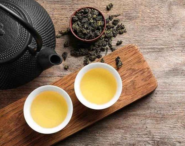 Khoa học chứng minh trà Oolong giàu polyphenol và EGCG – chất chống oxy hóa mạnh, giúp làm chậm lão hóa, sáng da, hỗ trợ thải độc gan, giảm mụn.