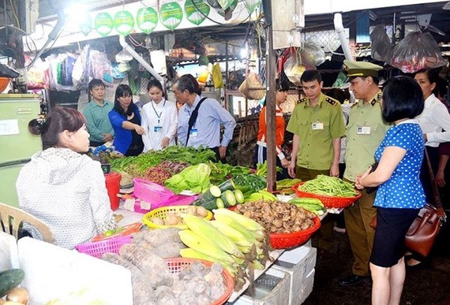 Kiểm so&#225;t an to&#224;n thực phẩm: Tr&#225;ch nhiệm kh&#244;ng chỉ của ri&#234;ng ai - Ảnh 1