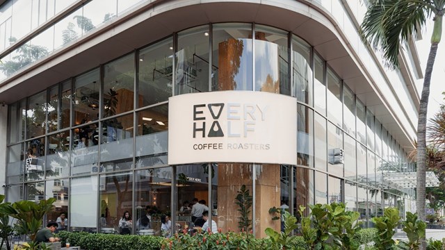 Cuộc hoán đổi mặt bằng của các chuỗi F&amp;B: Rời nhà phố, chen chân vào trung tâm thương mại  - Ảnh 1