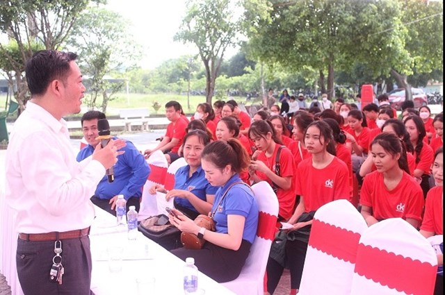 Bác sĩ Lê Thanh Tuân – Phó Giám đốc Sở Y tế tỉnh Quảng Bình chia sẻ với các bạn đoàn viên, sinh viên về tăng cường nhận thức về tình dục an toàn và ngừa thai hợp lý, phòng ngừa mang thai ngoài ý muốn