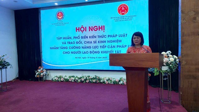 B&agrave; Triệu Thị Hoa - Uỷ vi&ecirc;n Ban Chấp h&agrave;nh, Gi&aacute;m đốc Trung t&acirc;m dạy nghề Hiệp hội Doanh nghiệp của Thương binh v&agrave; Người khuyết tật Việt Nam ph&aacute;t biểu trong chương tr&igrave;nh Hội nghị. &nbsp;
