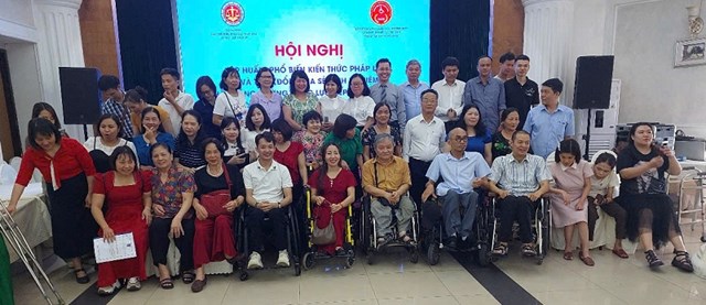 C&aacute;c đai biểu v&agrave; NKT c&ugrave;ng chụp ảnh lưu niệm