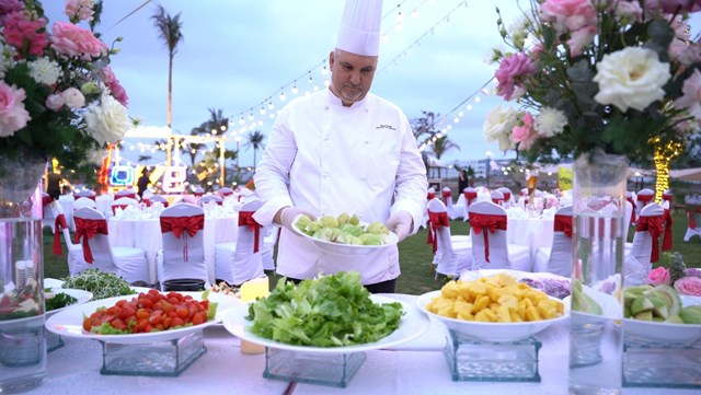 Thưởng thức tiệc BBQ ngay b&ecirc;n ngo&agrave;i biệt thự lưu tr&uacute; hoặc ngay cạnh Ruby Sports Club &nbsp;