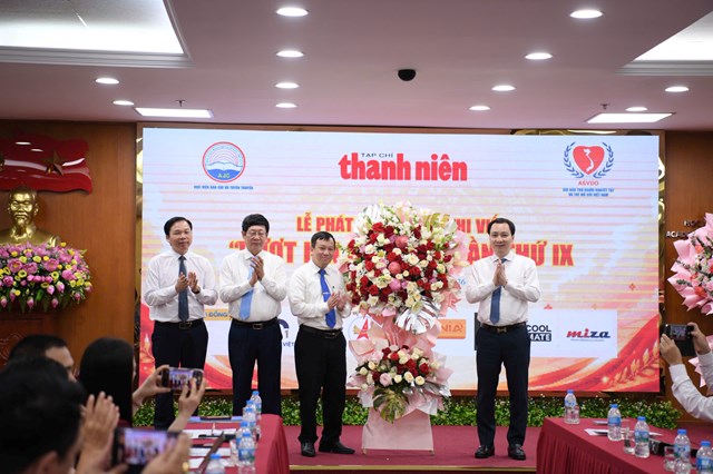 TS. Vũ Văn Tiến, Đại biểu Quốc hội kh&oacute;a XVI, Ủy vi&ecirc;n chuy&ecirc;n tr&aacute;ch Ủy ban Văn h&oacute;a v&agrave; X&atilde; hội của Quốc hội trao lẵng hoa ch&uacute;c mừng Ban tổ chức Cuộc thi viết "Vượt l&ecirc;n số phận" lần thứ IX