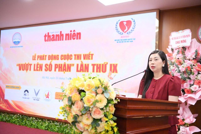 Nh&agrave; b&aacute;o Phạm Hương Ng&aacute;t &ndash; Ph&oacute; Trưởng ban đối Ngoại &ndash; Tuy&ecirc;n truyền, Hội Bảo trợ Người khuyết tật v&agrave; trẻ mồ c&ocirc;i Việt Nam th&ocirc;ng qua thể lệ cuộc thi viết "Vượt l&ecirc;n số phận" lần thứ IX
