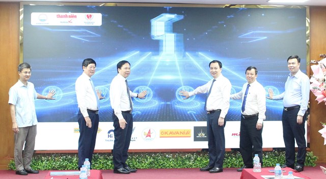 TS. Vũ Văn Tiến, Đại biểu Quốc hội kh&oacute;a XVI, Ủy vi&ecirc;n chuy&ecirc;n tr&aacute;ch Ủy ban Văn h&oacute;a v&agrave; X&atilde; hội của Quốc hội; đồng ch&iacute; Vũ Hồng Huy - Ph&oacute; Vụ trưởng Vụ Y tế, Thể thao, Ban Tuy&ecirc;n gi&aacute;o v&agrave; D&acirc;n vận Trung ương; đồng ch&iacute; T&ocirc; Hồng Nam &ndash; Ph&oacute; Cục trưởng Khoa học, C&ocirc;ng nghệ v&agrave; Th&ocirc;ng tin (Bộ Gi&aacute;o dục v&agrave; Đ&agrave;o tạo); Nh&agrave; b&aacute;o Nguyễn To&agrave;n Thắng - Tổng bi&ecirc;n tập Tạp ch&iacute; Thanh ni&ecirc;n, Trưởng Ban tổ chức cuộc thi; &ocirc;ng Đỗ Mạnh H&ugrave;ng - nguy&ecirc;n Ph&oacute; nhiệm Văn ph&ograve;ng Quốc hội, Ph&oacute; Chủ tịch Hội Bảo trợ người khuyết tật v&agrave; trẻ mồ c&ocirc;i Việt Nam; PGS.TS Lưu Văn Quảng, Ph&oacute; gi&aacute;m đốc Học viện B&aacute;o ch&iacute; v&agrave; Tuy&ecirc;n truyền thực hiện nghi thức ph&aacute;t động cuộc thi
