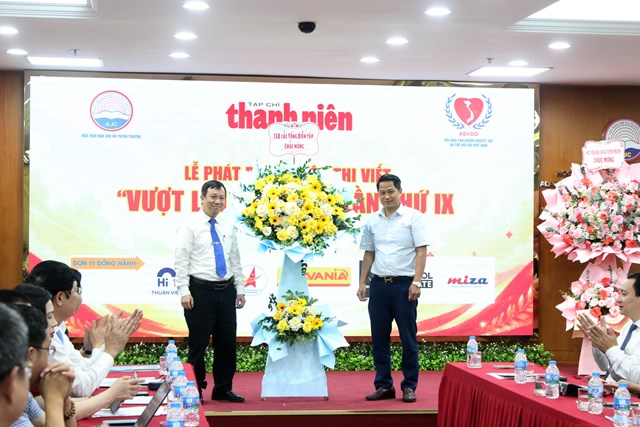 Đại diện CLB c&aacute;c Tổng bi&ecirc;n tập ch&uacute;c mừng cuộc thi viết "Vượt l&ecirc;n số phận" lần thứ IX