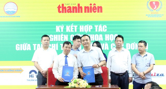 Nh&agrave; b&aacute;o Nguyễn To&agrave;n Thắng, Tổng bi&ecirc;n tập Tạp ch&iacute; Thanh ni&ecirc;n k&yacute; kết hợp t&aacute;c với TS Nguyễn Ho&agrave;ng Giang, Trưởng khoa Triết học Trường Đại học Khoa học XHNV, ĐH Quốc gia H&agrave; Nội