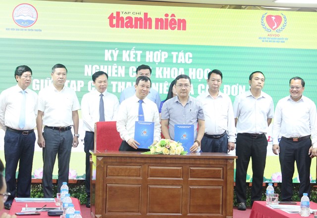 Nh&agrave; b&aacute;o Nguyễn To&agrave;n Thắng, Tổng bi&ecirc;n tập Tạp ch&iacute; Thanh ni&ecirc;n k&yacute; kết hợp t&aacute;c với PGS.TS Trần Hải Minh, Ph&oacute; Trưởng khoa Triết học, Học viện B&aacute;o ch&iacute; v&agrave; Tuy&ecirc;n truyền