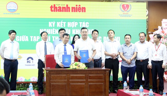 Nh&agrave; b&aacute;o Nguyễn To&agrave;n Thắng, Tổng bi&ecirc;n tập Tạp ch&iacute; Thanh ni&ecirc;n k&yacute; kết hợp t&aacute;c với PGS.TS Phạm Việt Thắng, Trưởng khoa L&yacute; luận Ch&iacute;nh trị &amp; Gi&aacute;o dục c&ocirc;ng d&acirc;n Trường Đại học sư phạm H&agrave; Nội