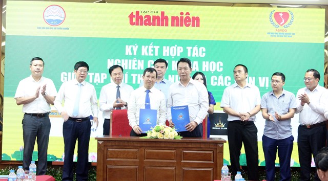 Nh&agrave; b&aacute;o Nguyễn To&agrave;n Thắng, Tổng bi&ecirc;n tập Tạp ch&iacute; Thanh ni&ecirc;n k&yacute; kết hợp t&aacute;c với Nh&agrave; b&aacute;o Vũ Nhật Thăng, Quyền chủ nhiệm CLB Ảnh b&aacute;o ch&iacute;, Hội nh&agrave; b&aacute;o Việt Nam