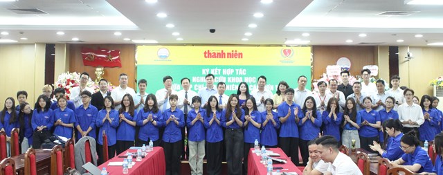 C&aacute;c đồng ch&iacute; l&atilde;nh đạo, Ban tổ chức, đại biểu v&agrave; sinh vi&ecirc;n chụp ảnh lưu niệm
