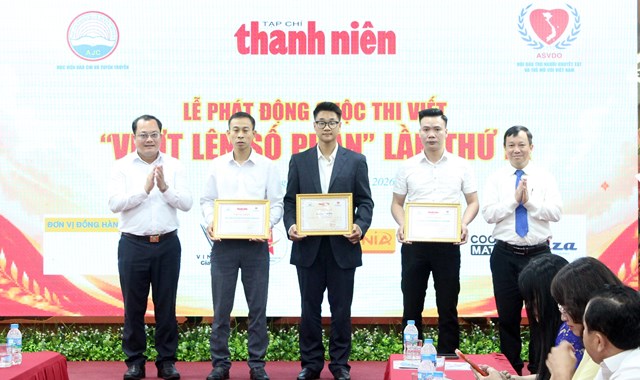 Đồng ch&iacute; Vũ Văn Ch&uacute;c, Ph&oacute; trưởng ban C&ocirc;ng t&aacute;c Đo&agrave;n v&agrave; Nh&agrave; b&aacute;o Nguyễn To&agrave;n Thắng, Trưởng Ban tổ chức cuộc thi trao chứng nhận c&aacute;c đơn vị đồng h&agrave;nh