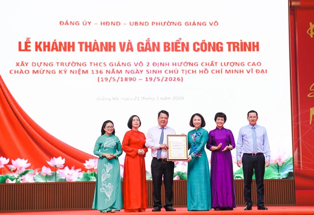 Ph&oacute; Chủ tịch UBND TP H&agrave; Nội Vũ Thu H&agrave; trao Bằng c&ocirc;ng nhận c&ocirc;ng tr&igrave;nh cấp th&agrave;nh phố kỷ niệm 136 năm Ng&agrave;y sinh Chủ tịch Hồ Ch&iacute; Minh