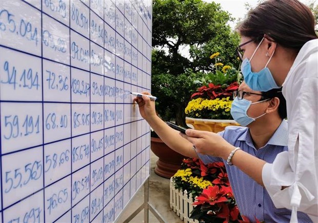 Ủy ban Bầu cử th&agrave;nh phố Cần Thơ cập nhật số liệu cử tri đi bầu. (Ảnh: Thanh Li&ecirc;m/TTXVN) &nbsp;