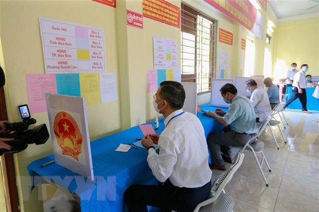 C&aacute;c cử tri tham gia thực hiện c&aacute;c quy tr&igrave;nh bầu cử tại điểm bỏ phiếu phường Quỳnh L&acirc;m, th&agrave;nh phố H&ograve;a B&igrave;nh. (Ảnh: Trọng Đạt/TTXVN) &nbsp;