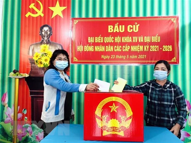 Cử tri phường Ph&aacute;o Đ&agrave;i, th&agrave;nh phố H&agrave; Ti&ecirc;n, Ki&ecirc;n Giang, bỏ phiếu bầu. (Ảnh: L&ecirc; Sen/TTXVN) &nbsp;