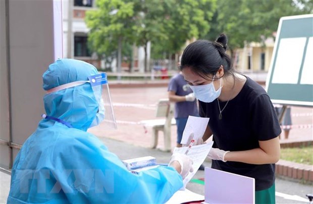 Cử tri tại khu c&aacute;ch ly Trung đo&agrave;n 834 Vĩnh Ph&uacute;c l&agrave;m thủ tục bầu cử. (Ảnh: Ho&agrave;ng H&ugrave;ng/TTXVN) &nbsp;