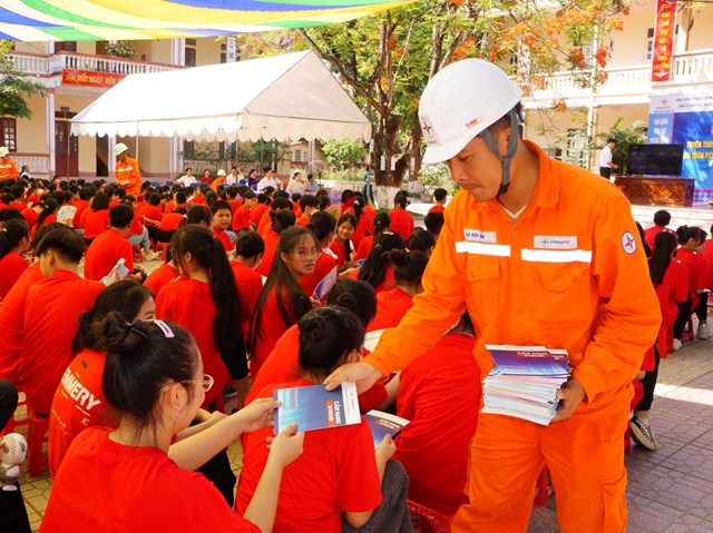 C&ocirc;ng ty Đi&ecirc;̣n lực Thanh Hóa phát c&acirc;̉m nang an toàn đi&ecirc;̣n cho học sinh trong sự ki&ecirc;̣n tuy&ecirc;n truy&ecirc;̀n bảo v&ecirc;̣ an toàn hành lang lưới đi&ecirc;̣n, phòng ch&ocirc;́ng cháy n&ocirc;̉ tai nạn đi&ecirc;̣n trong d&acirc;n tại trường học