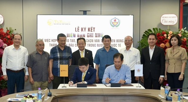 &Ocirc;ng Đỗ Vinh Quang &ndash; Ph&oacute; Chủ tịch HĐQT Tập đo&agrave;n T&amp;T Group v&agrave; &ocirc;ng Trần Đức Phấn &ndash; Ph&oacute; Chủ tịch Hiệp hội thể thao CAND Việt Nam k&yacute; bi&ecirc;n bản ghi nhớ. &nbsp;