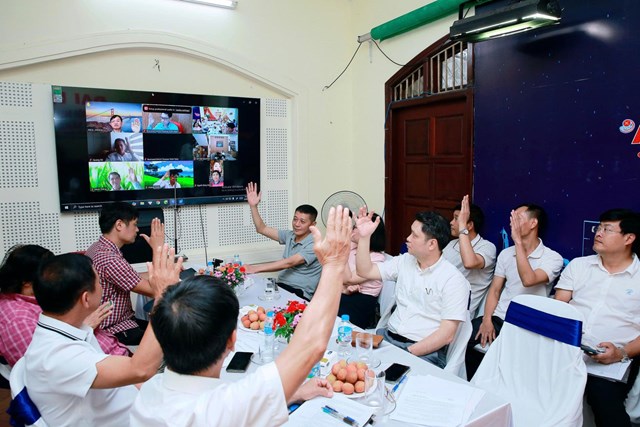 C&aacute;c đại biểu tham dự đại hội biểu quyết t&aacute;n th&agrave;nh bằng h&igrave;nh thức trực tiếp v&agrave; Online.