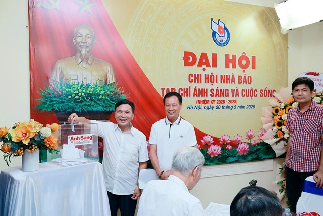 Đại biểu tham gia dự đại hội bỏ phiếu bầu Thư k&yacute; Chi hội Nh&agrave; b&aacute;o tạp ch&iacute; &Aacute;nh s&aacute;ng v&agrave; Cuộc sống.