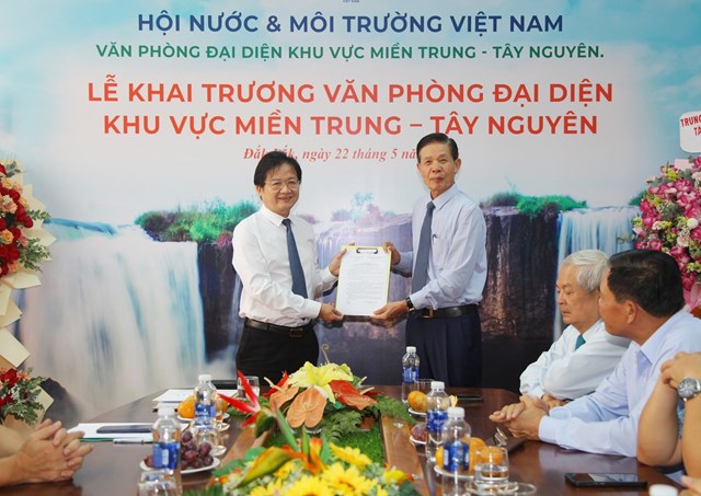 &Ocirc;ng Chu Phạm Ngọc Hiển - Chủ tịch Hội đ&atilde; trao Quyết định bổ nhiệm &ocirc;ng Nguyễn Ho&agrave;i Dương - nguy&ecirc;n Ủy vi&ecirc;n Ban Thường vụ Tỉnh ủy, Gi&aacute;m đốc Sở N&ocirc;ng nghiệp v&agrave; M&ocirc;i trường tỉnh Đắk Lắk, Ủy vi&ecirc;n Ban Thường vụ Hội Nước v&agrave; M&ocirc;i trường Việt Nam giữ chức Trưởng Văn ph&ograve;ng đại diện Hội Nước v&agrave; M&ocirc;i trường Việt Nam khu vực miền Trung - T&acirc;y Nguy&ecirc;n