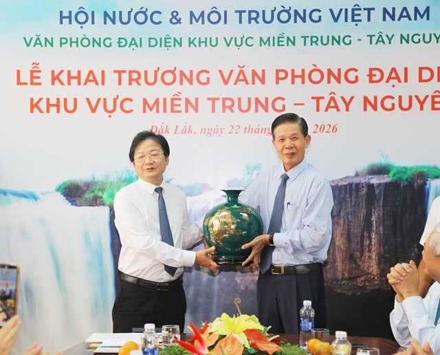 &Ocirc;ng Chu Phạm Ngọc Hiển - Chủ tịch Hội Nước v&agrave; M&ocirc;i trường Việt Nam tặng qu&agrave; lưu niệm cho Văn ph&ograve;ng đại diện Hội Nước v&agrave; M&ocirc;i trường Việt Nam tại khu vực miền Trung - T&acirc;y Nguy&ecirc;n nh&acirc;n dịp khai trương